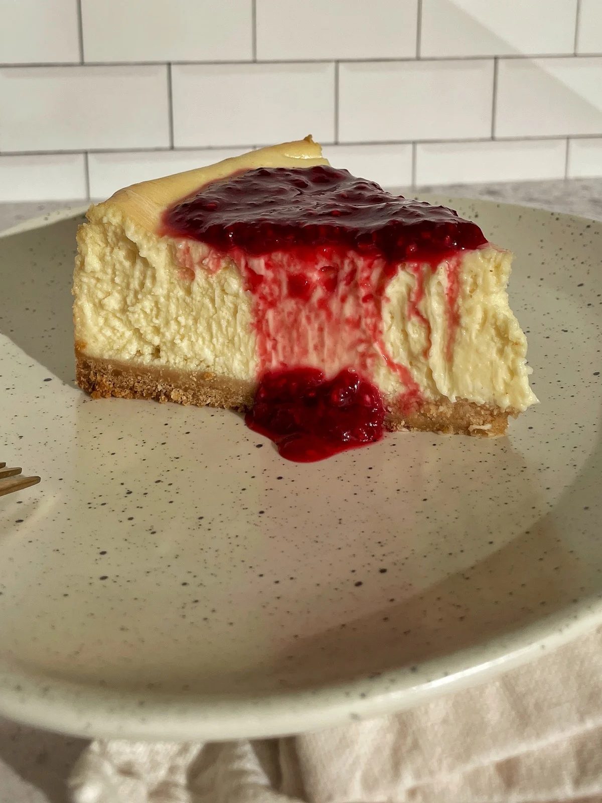 Porción de cheesecake con salsa de maracuyá